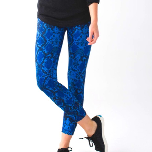 Lululemon High Times Pant in Mini Ziggy Snake Pipe Dream Sapphire Blue - Picture 2 of 9
